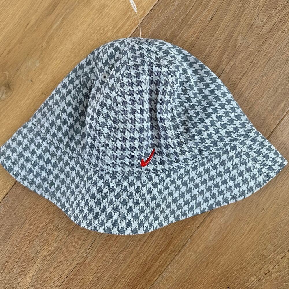 Nike Women’s Gray Houndstooth Bucket Hat NWOT